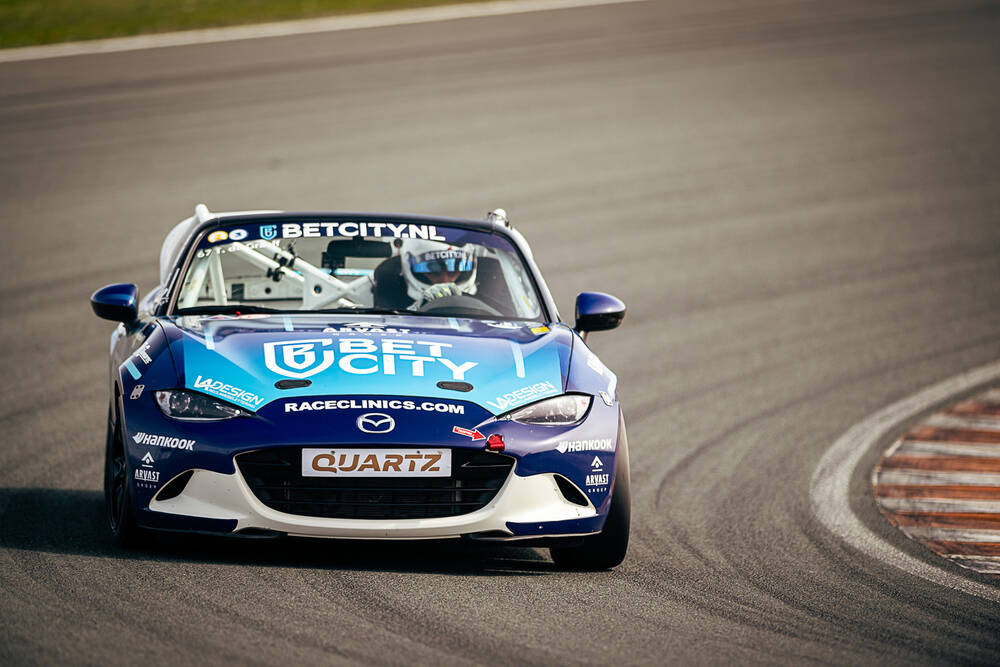 Timo de Graaff wint enerverende eerste Mazda-race